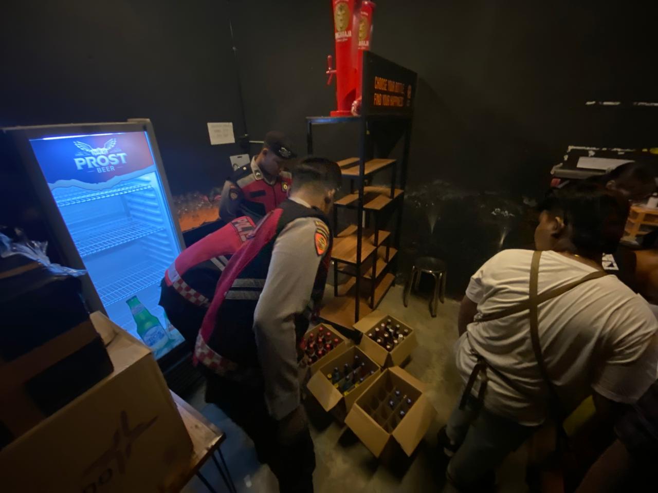 Ciptakan Situasi Kondusif, Polres Tulungagung Gelar Razia Warkop dan Sita Puluhan Miras Ilegal