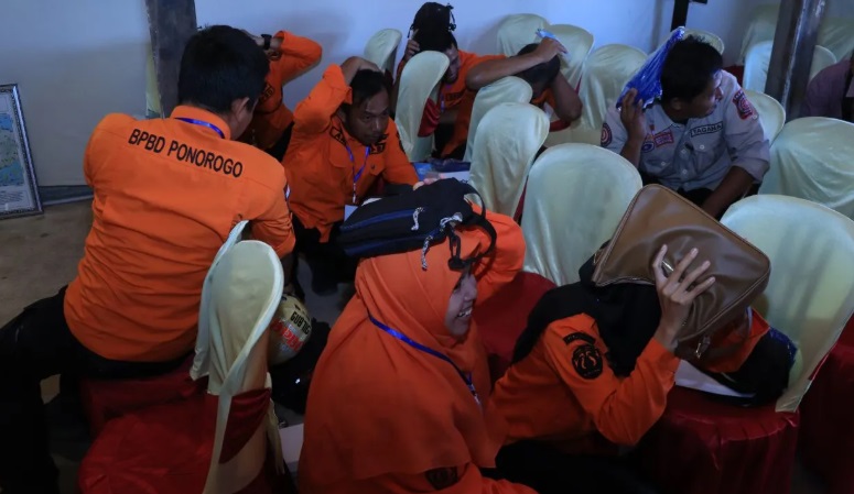 Anggota BPBD Ponorogo saat mengikuti simulasi kebencanaan yang digelar BMKG