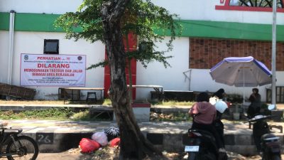 Pasca Penertiban, Pedagang Pasar Baru Kertosono Masih Nekat Berjualan di Trotoar