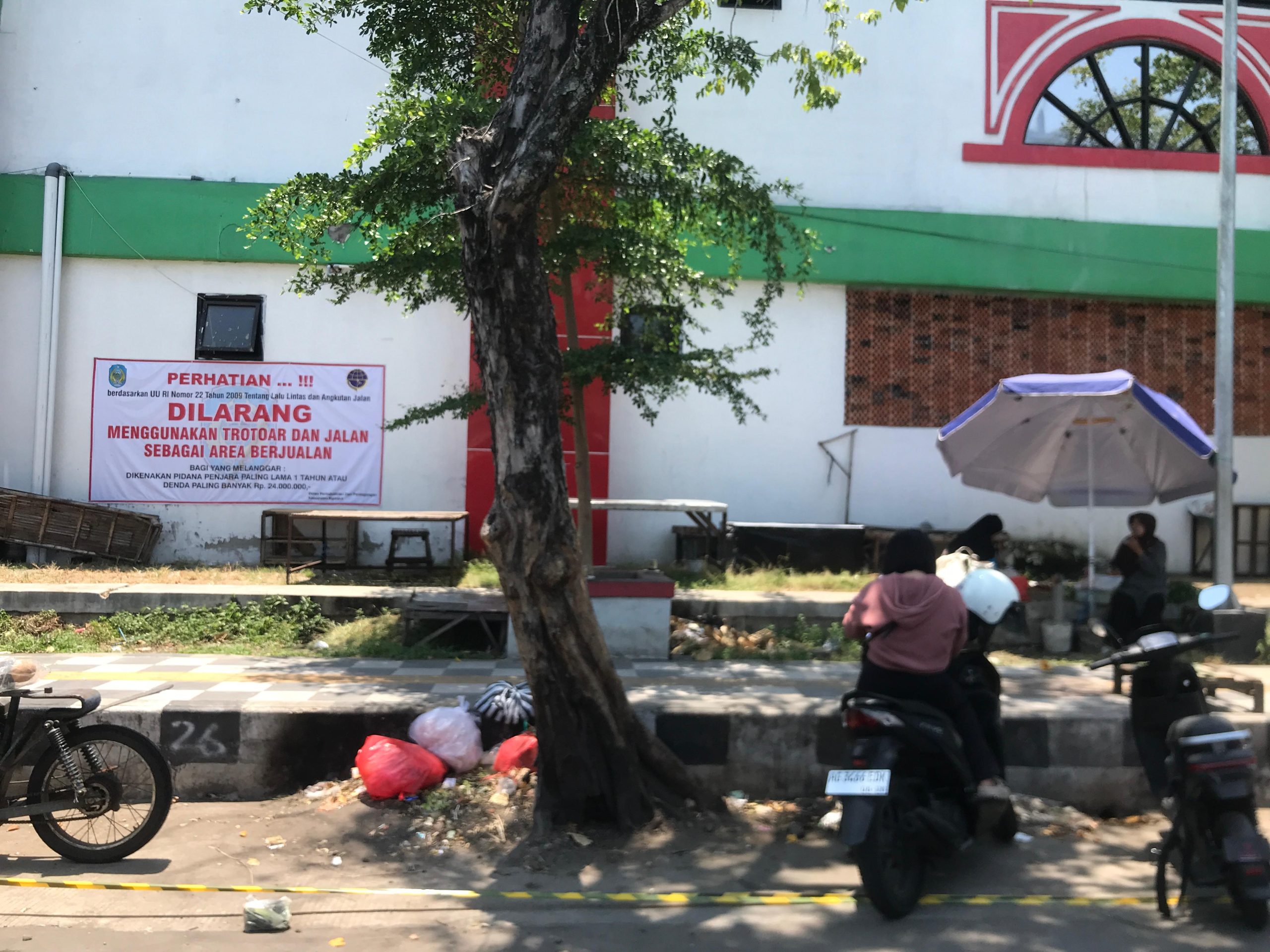 Pasca Penertiban, Pedagang Pasar Baru Kertosono Masih Nekat Berjualan di Trotoar