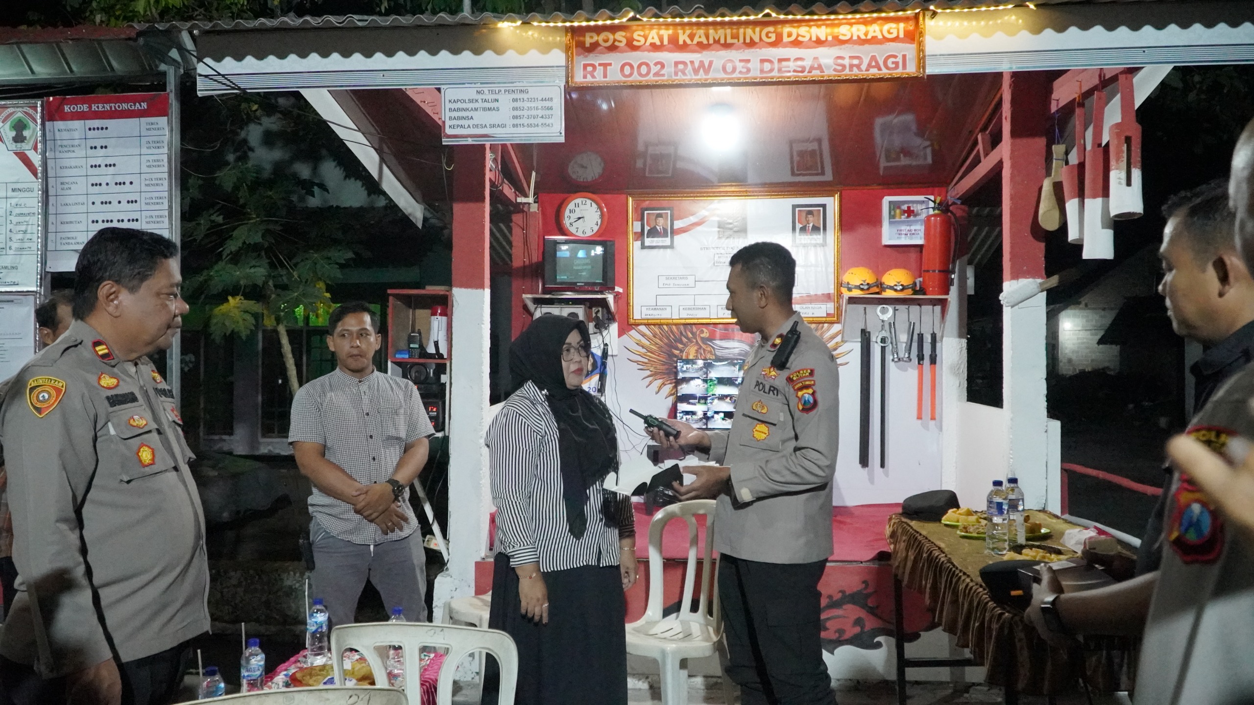 Perkuat Komunikasi Keamanan, Polres Blitar Serahkan HT ke Pos Kamling