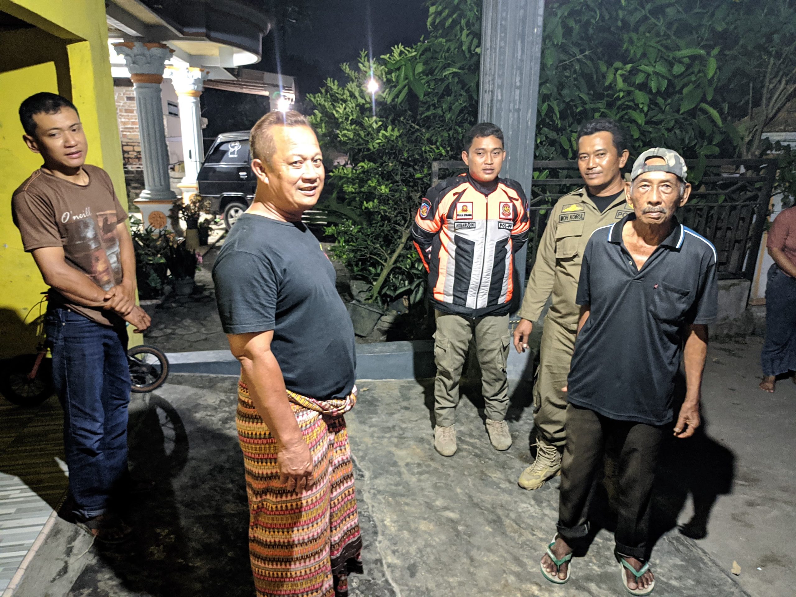 Satpol PP Kediri Pulangkan Lansia Linglung ke Keluarganya di Plosoklaten