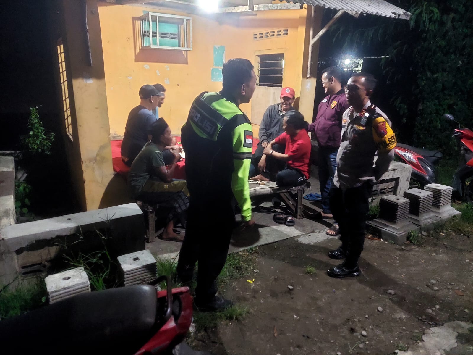 Polisi dan Warga Ngadiluwih Gencarkan Patroli Siskamling