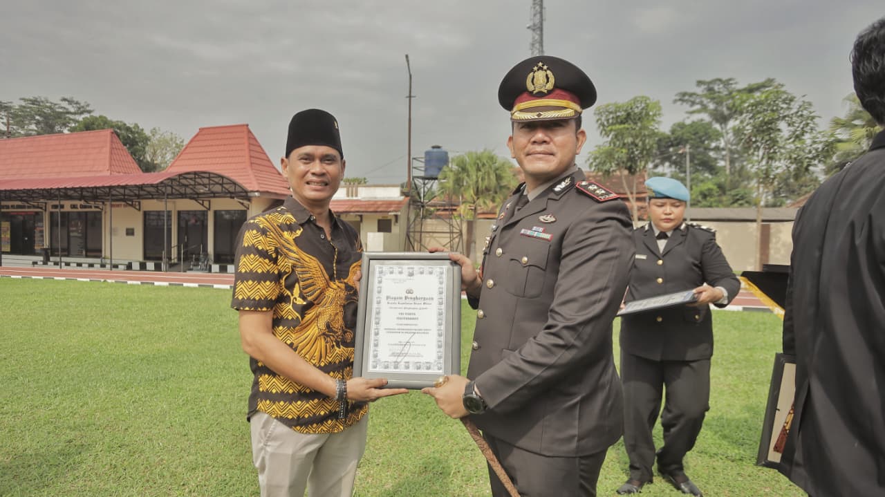 Peringati Hari Sumpah Pemuda, Polres Blitar Anugerahkan Penghargaan kepada Personel dan Warga Berprestasi