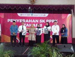 Wabup Kediri Serahkan 204 SK PPPK Formasi 2024 Tahap II