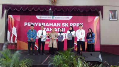 Wabup Kediri Serahkan 204 SK PPPK Formasi 2024 Tahap II