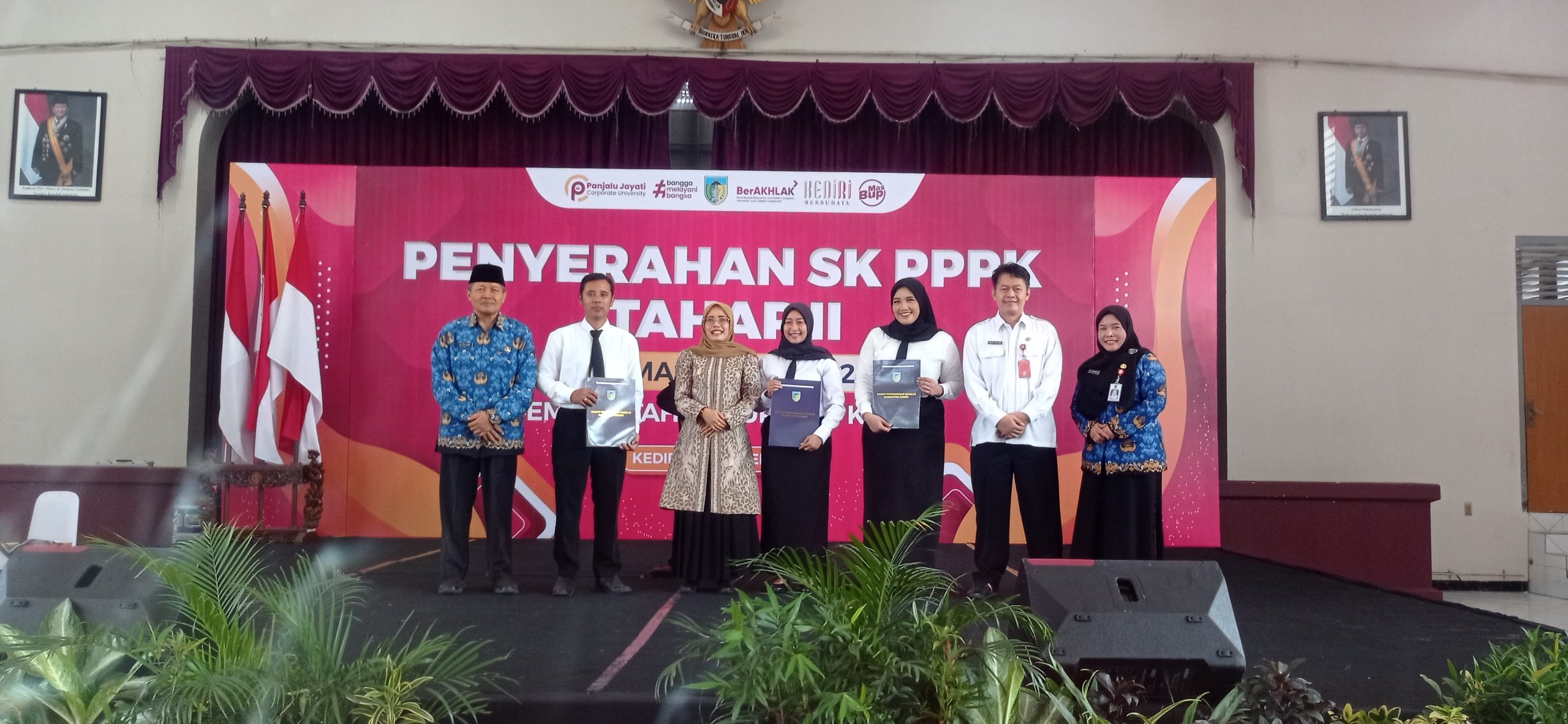 Wabup Kediri Serahkan 204 SK PPPK Formasi 2024 Tahap II