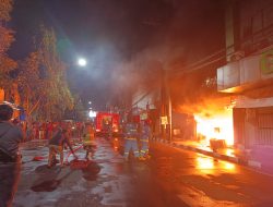 Kebakaran Hebat di Toko Perabotan Jalan Dhoho, Kerugian Ditaksir Capai Rp 2 Miliar
