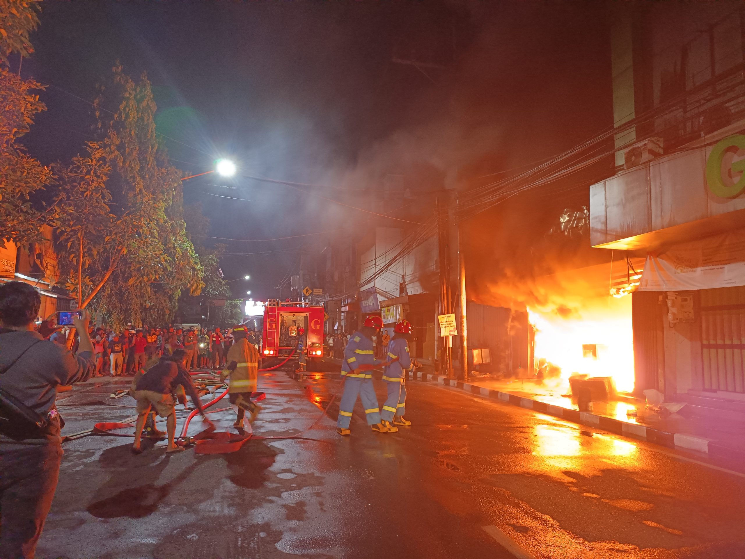 Kebakaran Hebat di Toko Perabotan Jalan Dhoho, Kerugian Ditaksir Capai Rp2 Miliar