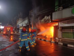 Toko di Jalan Dhoho Kota Kediri Terbakar, Sembilan Unit Damkar Diterjunkan Padamkan Api