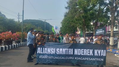 Ribuan Alumni Santri Lirboyo Gelar Long March untuk Menemui Bupati Kediri, Ini Agendanya