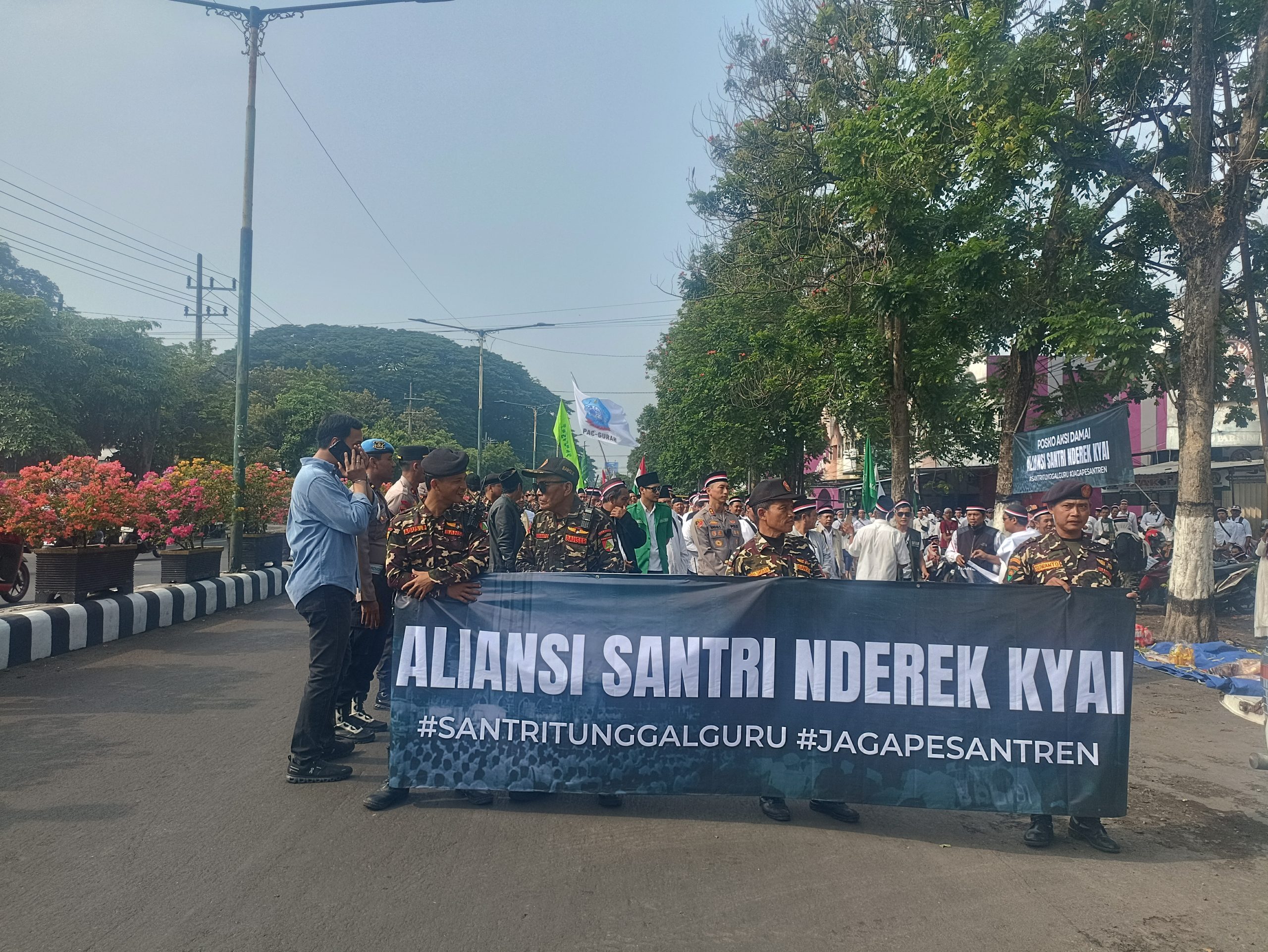 Ribuan Alumni Santri Lirboyo Gelar Long March dari Stadion Brawijaya ke Kantor Pemkab Kediri