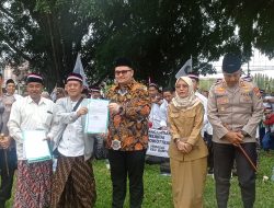 Ribuan Santri Himasal Kediri Raya Gelar Aksi Damai Bela Kyai dan Pesantren di Pemkab Kediri, Ini Tiga Tuntutan yang Disampaikan