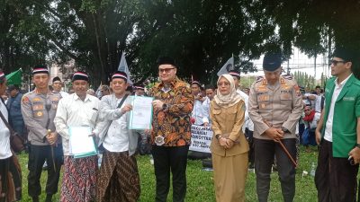 Ribuan santri dari Kabupaten Kediri dan Kota Kediri gelar aksi damai di Pemkab Kediri Selasa pagi di Pemkab Kediri (bakti/