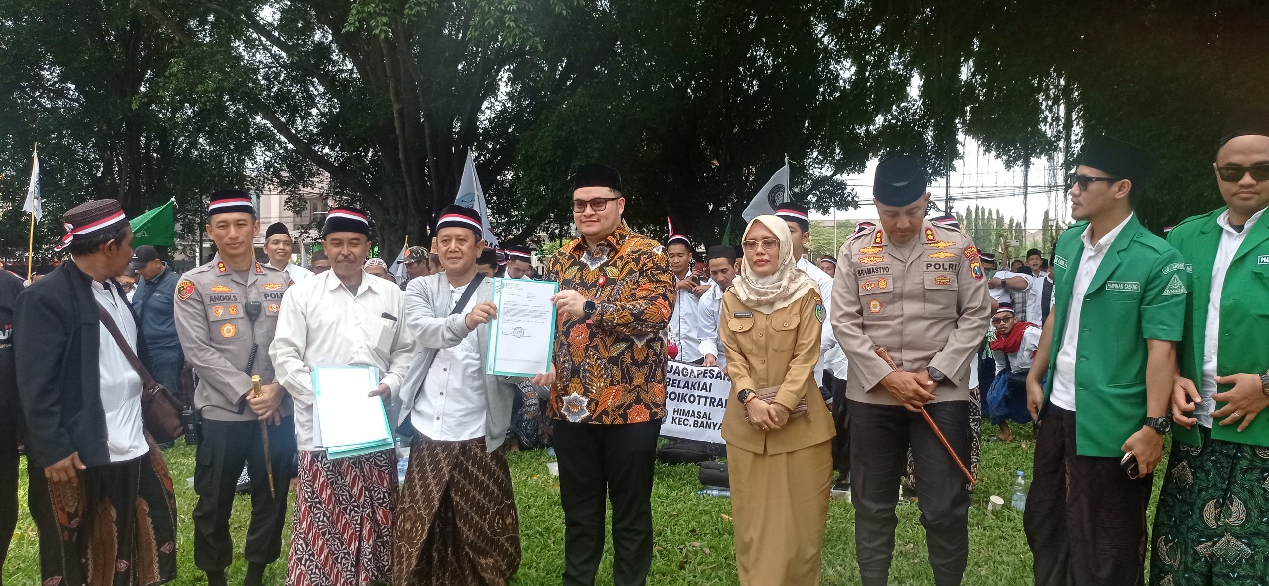 Ribuan santri dari Kabupaten Kediri dan Kota Kediri gelar aksi damai di Pemkab Kediri Selasa pagi di Pemkab Kediri (bakti/