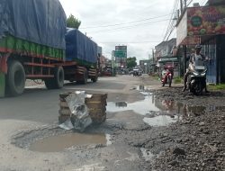 Jalan Kediri–Blitar di Ringinrejo Rusak Parah, Warga Pasang Penanda Lubang