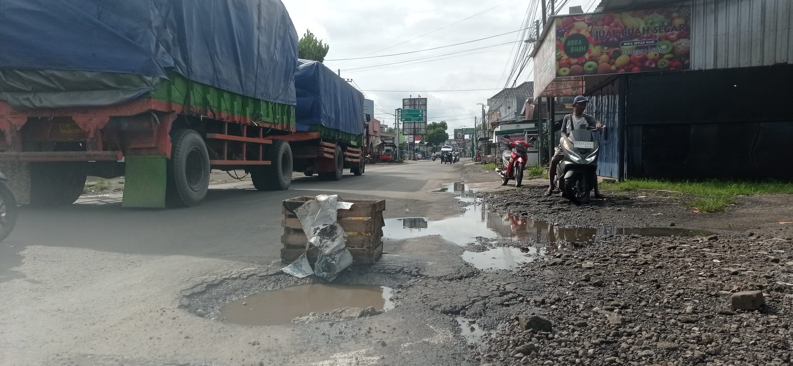 Jalan Kediri–Blitar di Ringinrejo Rusak Parah, Warga Pasang Penanda Lubang