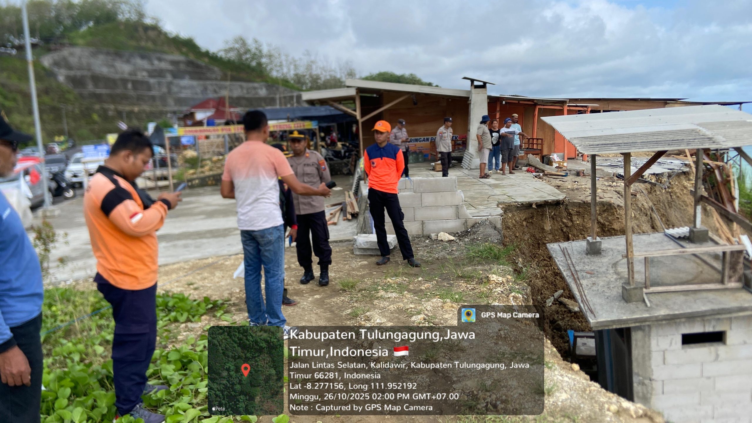 Longsor di Jalur Lintas Selatan Tulungagung, Dua Warung Amblas ke Tebing