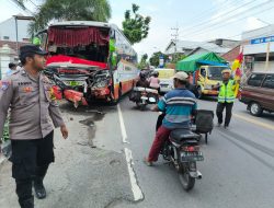 Dua Tewas, Satu Luka Berat dalam Kecelakaan Maut Bus Harapan Jaya vs Vario-Supra di Tulungagung