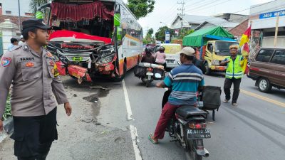 Dua Tewas, Satu Luka Berat dalam Kecelakaan Maut Bus Harapan Jaya vs Vario-Supra di Tulungagung