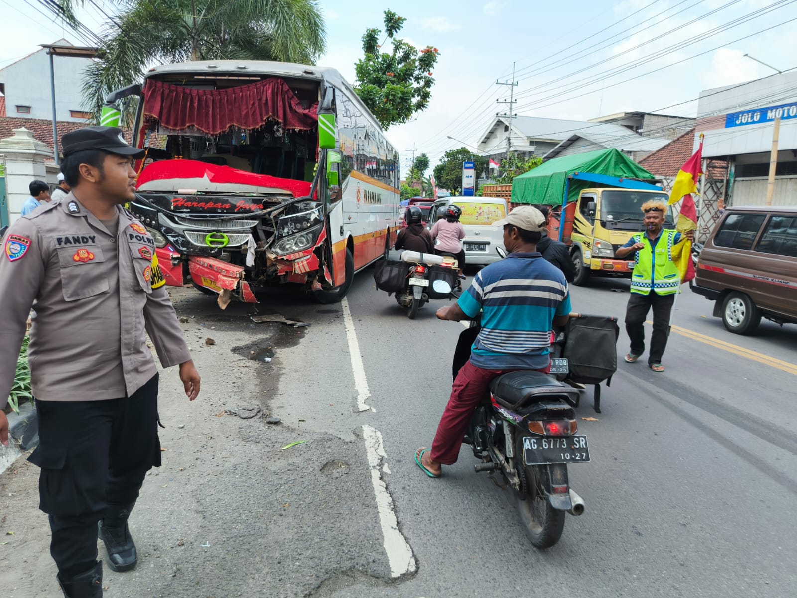 Dua Tewas, Satu Luka Berat dalam Kecelakaan Maut Bus Harapan Jaya vs Vario-Supra di Tulungagung