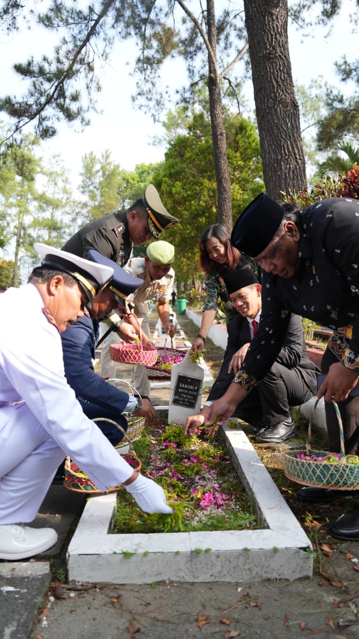 DPRD Kabupaten Blitar Ikuti Doa Bersama di TMP Raden Wijaya Jelang HUT ke-80 TNI