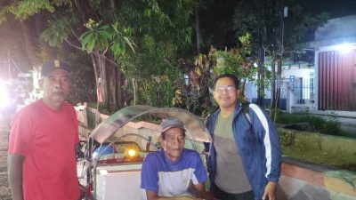Kayuhan Terakhir di Simpang Kertosono: Keteguhan Dua Tukang Becak di Tengah Laju Zaman