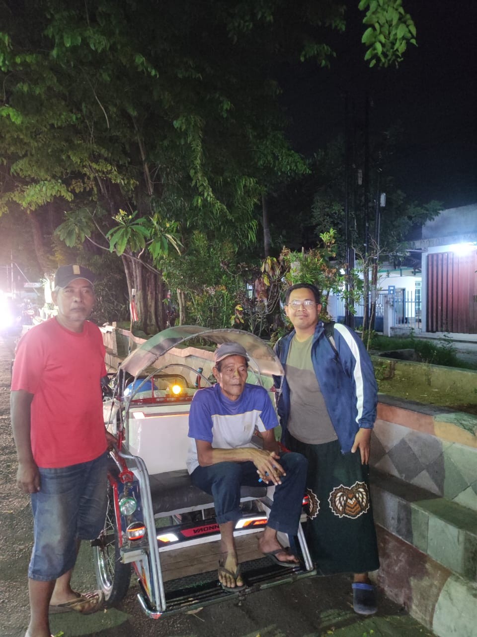 Kayuhan Terakhir di Simpang Kertosono: Keteguhan Dua Tukang Becak di Tengah Laju Zaman