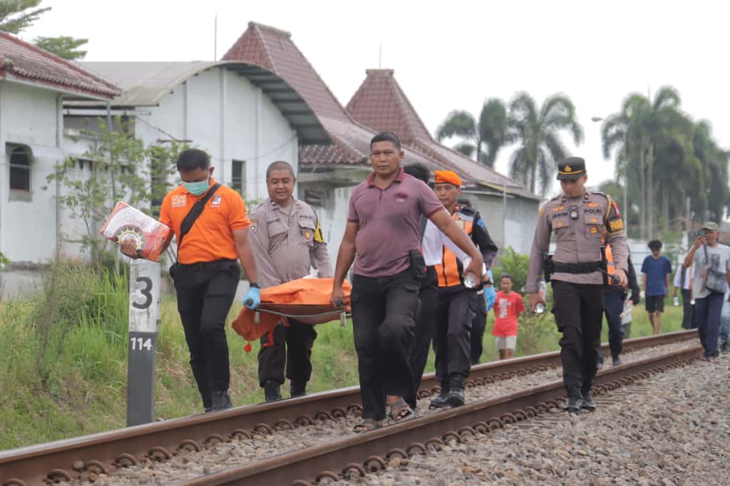 Warga Blitar Geger, Perempuan Diduga Bunuh Diri Tabrakkan Diri ke KA Matarmaja