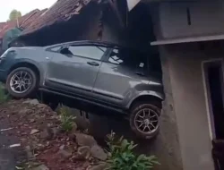 Innova Reborn Tabrak Rumah Warga di Ngetos, Diduga Akibat Rem Kurang Kuat