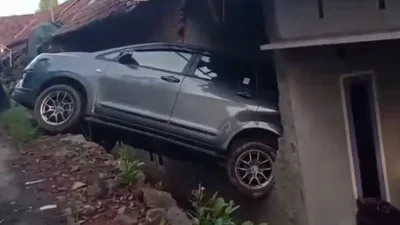 Innova Reborn Tabrak Rumah Warga di Ngetos, Diduga Akibat Rem Kurang Kuat