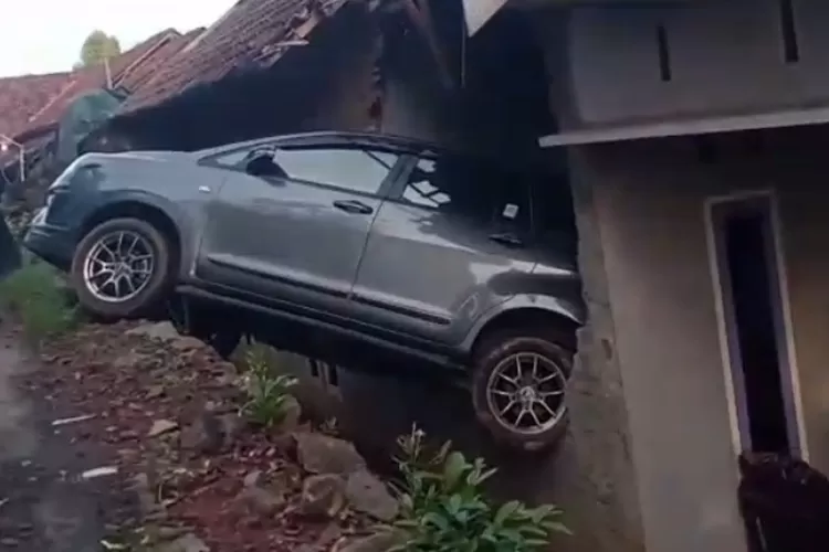 Innova Reborn Tabrak Rumah Warga di Ngetos, Diduga Akibat Rem Kurang Kuat