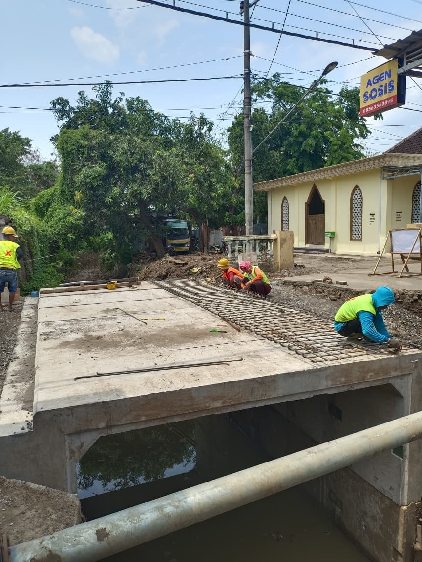 Proyek Pembesaran Gorong-Gorong di Ngampel, Solusi Banjir dan Jalur Strategis Menuju Bandara Dhoho