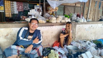 Kisah Bu Sunarsih: Bertahan di Panas Trotoar Demi Rezeki dari Seikat Kangkung