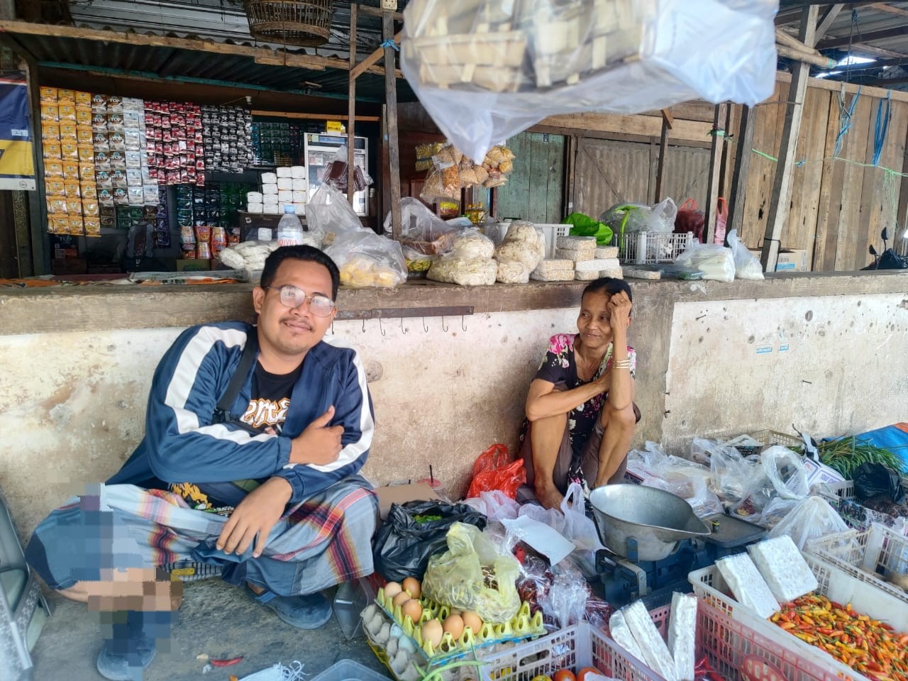 Kisah Bu Sunarsih: Bertahan di Panas Trotoar Demi Rezeki dari Seikat Kangkung