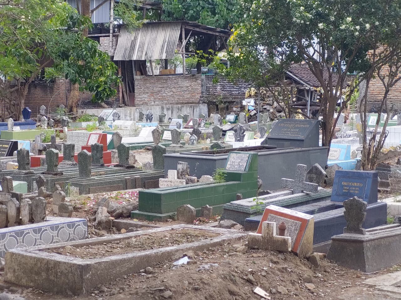 Pemakaman Umum Tosaren Penuh, Satu Liang Digunakan untuk Delapan Jenazah