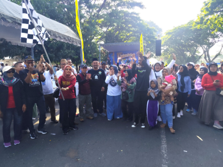 Ribuan Peserta Meriahkan Jalan Sehat IKAPMII Kediri Raya di SLG, Wabup Mari Ulfa Beri Apresiasi