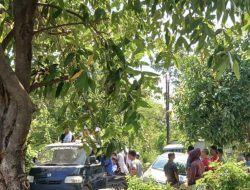 Mobil Terperosok di Jalan Sempit Mojoroto, Evakuasi Dilakukan Petugas Damkar