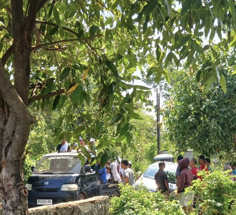 Mobil Terperosok di Jalan Sempit Mojoroto, Petugas Damkar Evakuasi