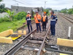 Cegah Potensi Gangguan, KAI Daop 7 Madiun Lakukan Pemeriksaan Jalur Talun–Garum Sepanjang 8,2 Km dengan Jalan Kaki