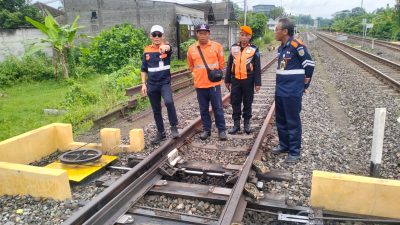 Cegah Potensi Gangguan, KAI Daop 7 Madiun Lakukan Pemeriksaan Jalur Talun–Garum Sepanjang 8,2 Km dengan Jalan Kaki