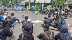 Mahasiswa UNISLA Geruduk DPRD Lamongan, Desak Pemerintah Usut BBM Pertalite yang Diduga Bermasalah