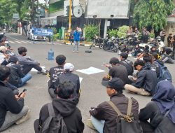 Mahasiswa UNISLA Geruduk DPRD Lamongan, Desak Pemerintah Usut BBM Pertalite yang Diduga Bermasalah