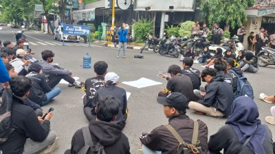 Mahasiswa UNISLA Geruduk DPRD Lamongan, Desak Pemerintah Usut BBM Pertalite yang Diduga Bermasalah