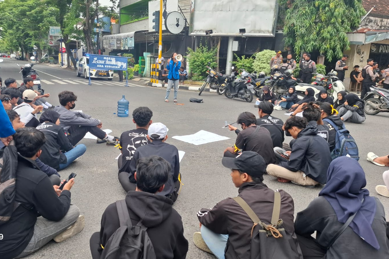 Mahasiswa UNISLA Geruduk DPRD Lamongan, Desak Pemerintah Usut BBM Pertalite yang Diduga Bermasalah