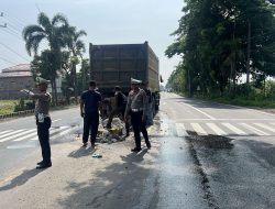 Diduga Sopir Mengantuk, Truk Tronton Bermuatan Pasir Tabrak Tiang Lampu Merah di Lamongan