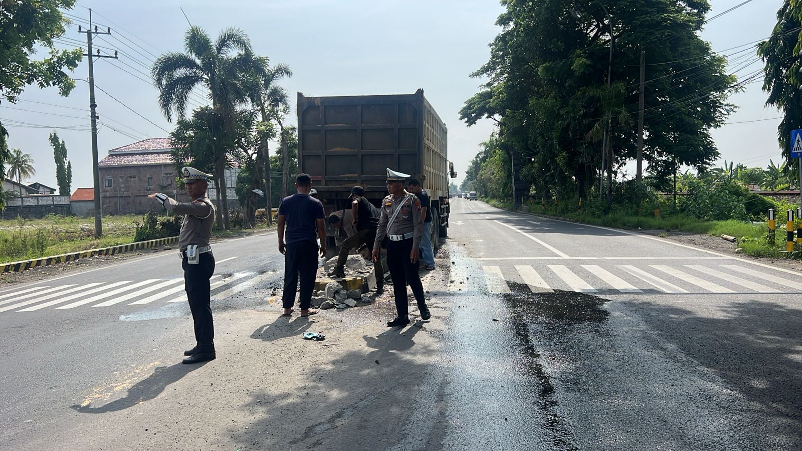 Diduga Sopir Mengantuk, Truk Tronton Bermuatan Pasir Tabrak Tiang Lampu Merah di Lamongan