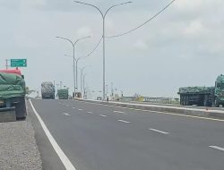 Uji Coba JLU Lamongan Diwarnai Parkir Liar, Truk-Truk Besar Kuasai Bahu Jalan