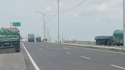 Uji Coba JLU Lamongan Diwarnai Parkir Liar, Truk-Truk Besar Kuasai Bahu Jalan