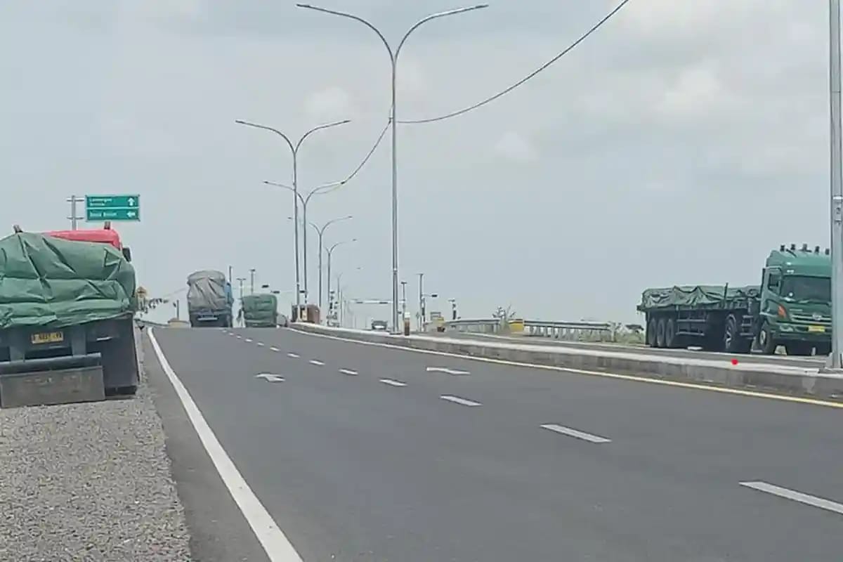 Uji Coba JLU Lamongan Diwarnai Parkir Liar, Truk-Truk Besar Kuasai Bahu Jalan